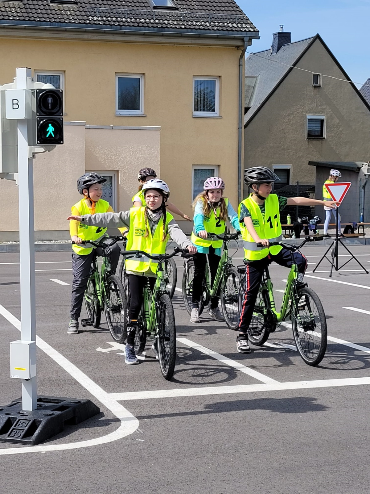 verkehrserziehung-an-der-grundschule-sicher-mit-dem-fahrrad-unterwegs